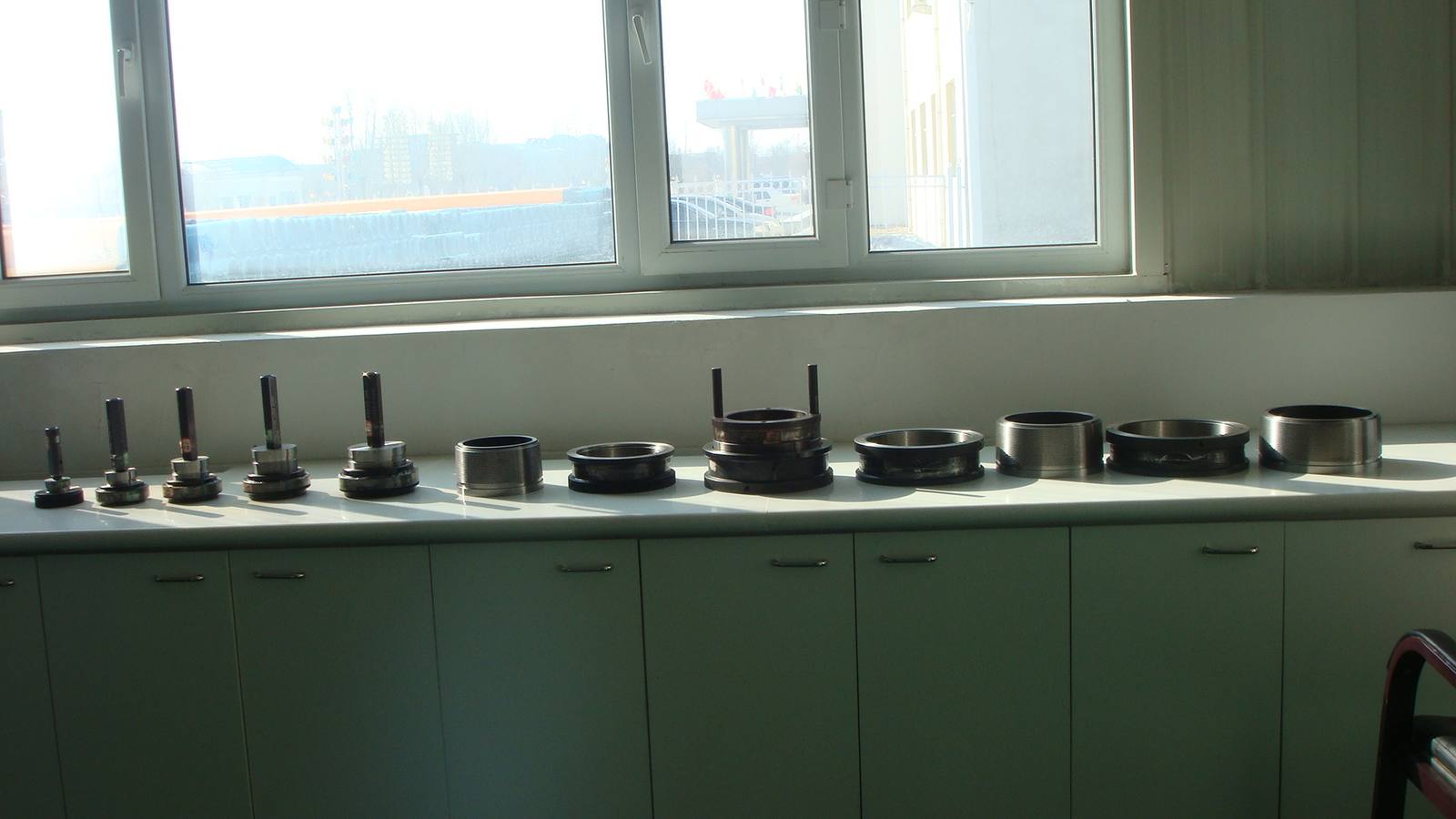 Thread tooling and dimensional measurement setup for pipe joint production.